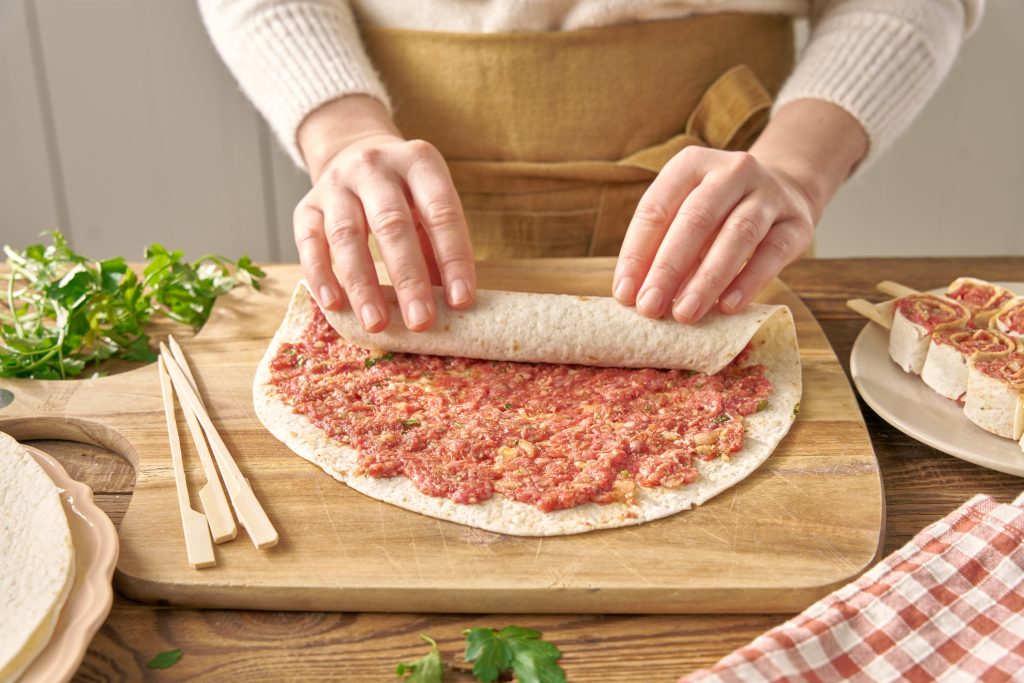 minced meat skewers with tortilla step2